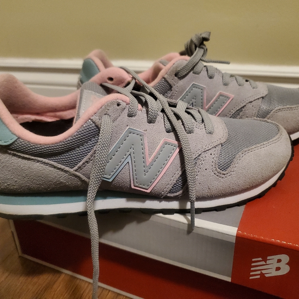 New Balance Classics for Women Size 7 - as new - Gray with Pastel Pink and Blue